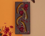Шоколад ручной работы Априори "Горький шоколад с малиной и цукатами апельсина" 100г