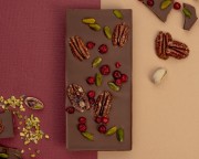 Шоколад ручной работы Априори "Молочный шоколад с фисташкой, пеканом и брусникой" 100г