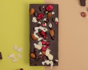 Шоколад ручной работы Априори "Горький шоколад с миндалем и клюквой" 100г